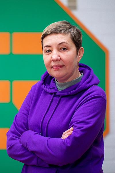 Tatjana Shmatko vor dem Ebrecht Reker Logo